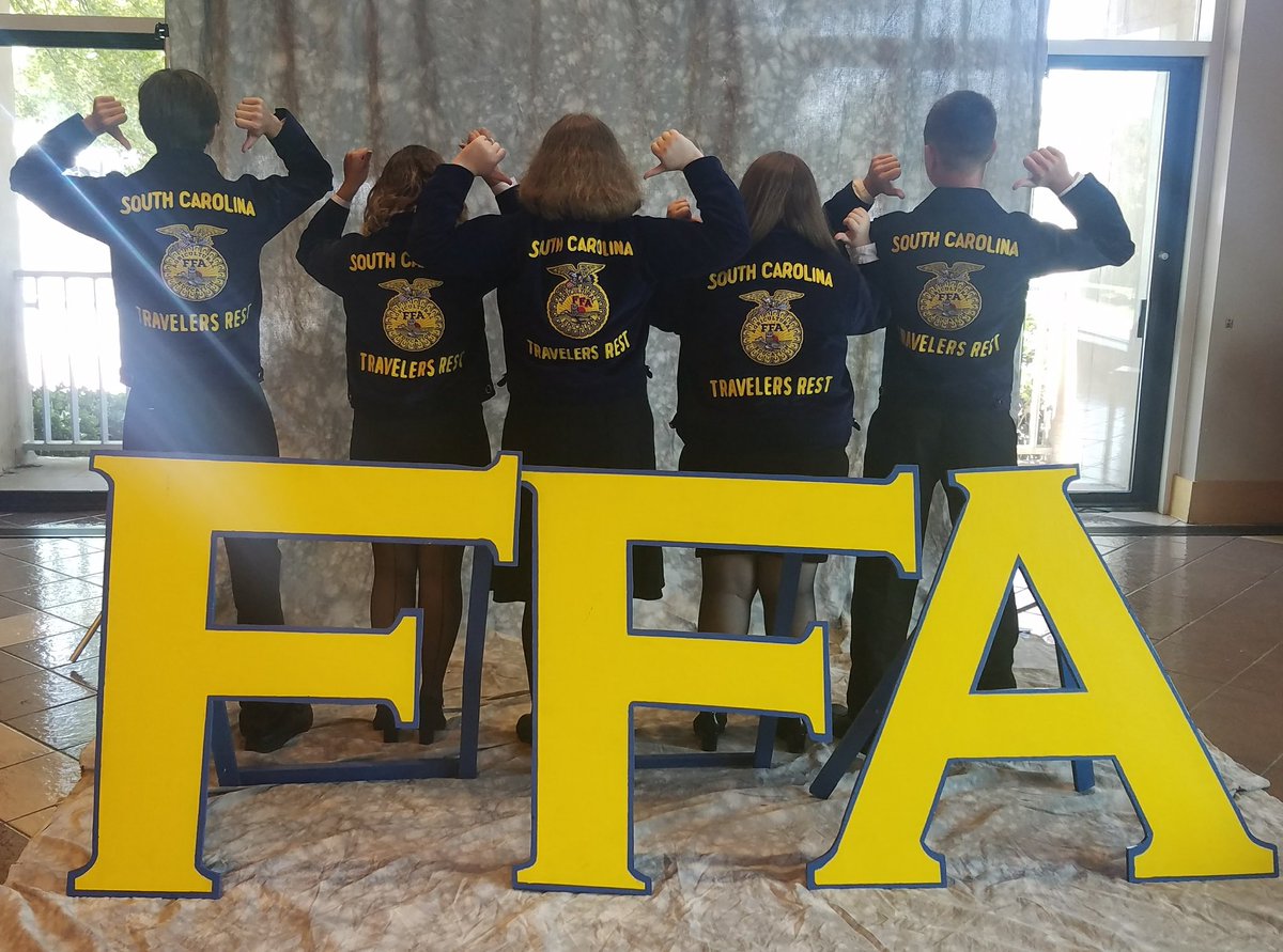 ElizCMiegel's tweet photo. It's all about what's between those emblems. #TRHSFFA #TransformSCFFA #GrowingLeaders https://t.co/Unpq3221U9