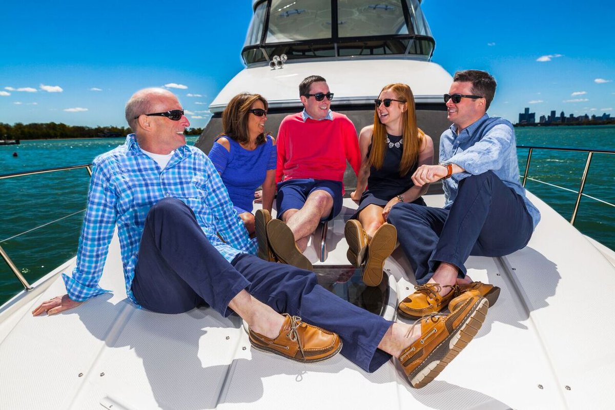 SEENthemagazine's tweet image. Sail into summer in style ow.ly/BdWO30cn0dX 

@rbatt2 @LUOMOVOGUE_MI 

#shoplocal #localstyle #styleSEEN @Dyc