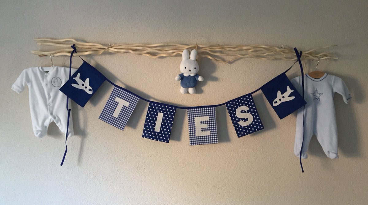 Naamslinger blauw met vliegtuigen voor baby Ties #klantfoto 
Hij hangt leuk! dekleineauto.nl