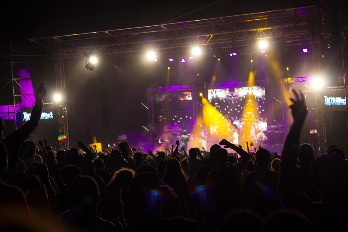 Orange_AntGuy's tweet photo. 1 million de photos et 1500 heures de vidéos échangées grâce à la #4GOrangeCaraibe pendant le festival. Merci d’avoir partagé #TDB17 https://t.co/WpCctAM0E5
