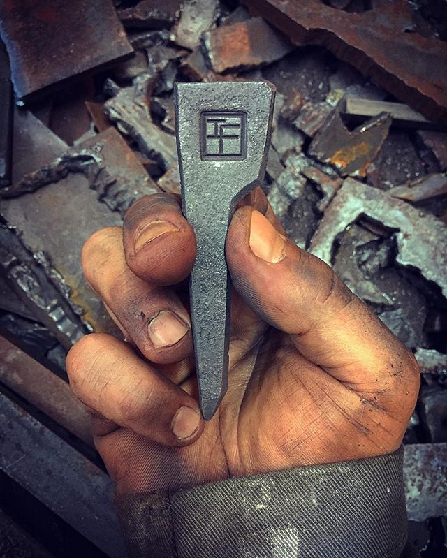 InfinityStamps's tweet photo. Thanks to artist Ian Fichman for sharing this photo of your stamped piece! #signature #ianfichman #dirtyhands #metalartist #infinitystamps https://t.co/4NTz93y59D