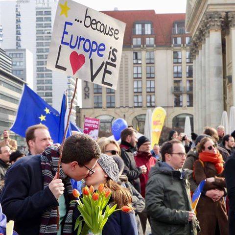 PulseofEuropeNL's tweet photo. Beautiful! @PulseofEurope #EuropeIsLove. As said: we love Europe, baby!! Kusje erop en verder bouwen! https://t.co/uq6ZPicqGo