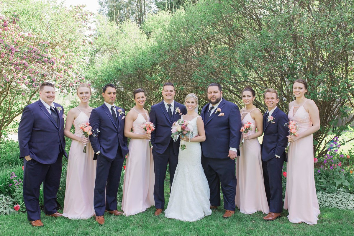 The most romantic blush and navy #spring #wedding is up on the blog today! bourbonandbloom.ca/single-post/20…