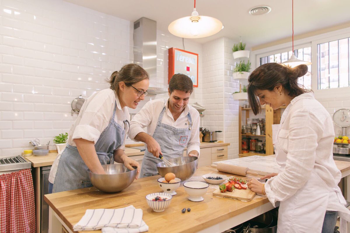 teresaponmesa's tweet photo. #TweetEncuentro
En @teresaponmesa tenemos @Talleres_Cocina @CookingParties y #catas de #cerveza y #vino
#LaHoraMagica @Afterwork_MAD https://t.co/8XP4E1yv3U