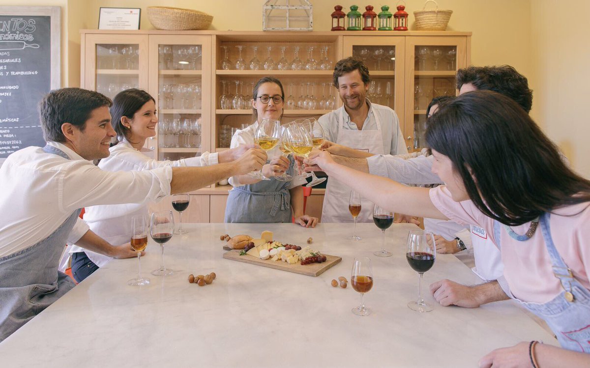 teresaponmesa's tweet photo. #TweetEncuentro
En @teresaponmesa tenemos @Talleres_Cocina @CookingParties y #catas de #cerveza y #vino
#LaHoraMagica @Afterwork_MAD https://t.co/8XP4E1yv3U