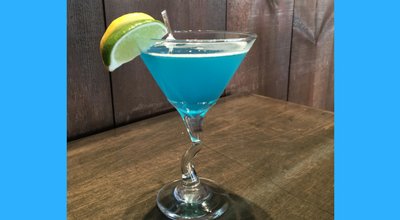 RemysNiagara's tweet photo. Enjoy our specialty 'Niagara River' Martini alongside your meal tonight at #Remingtons! #NiagaraFalls #Martini https://t.co/i47YlLPJ93