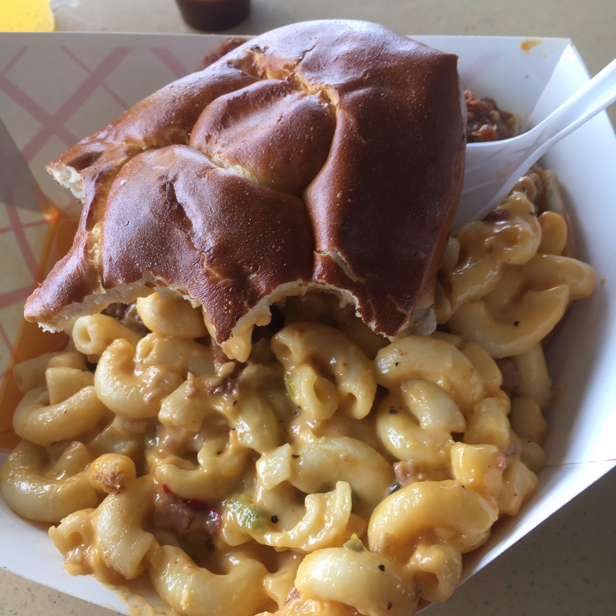 OnAirIan's tweet photo. Sorry. Had to take a bite before I took the pic! I'm eating #OutbackMac at @HHRibFest! #HappyIan https://t.co/iYEmK3bOdt