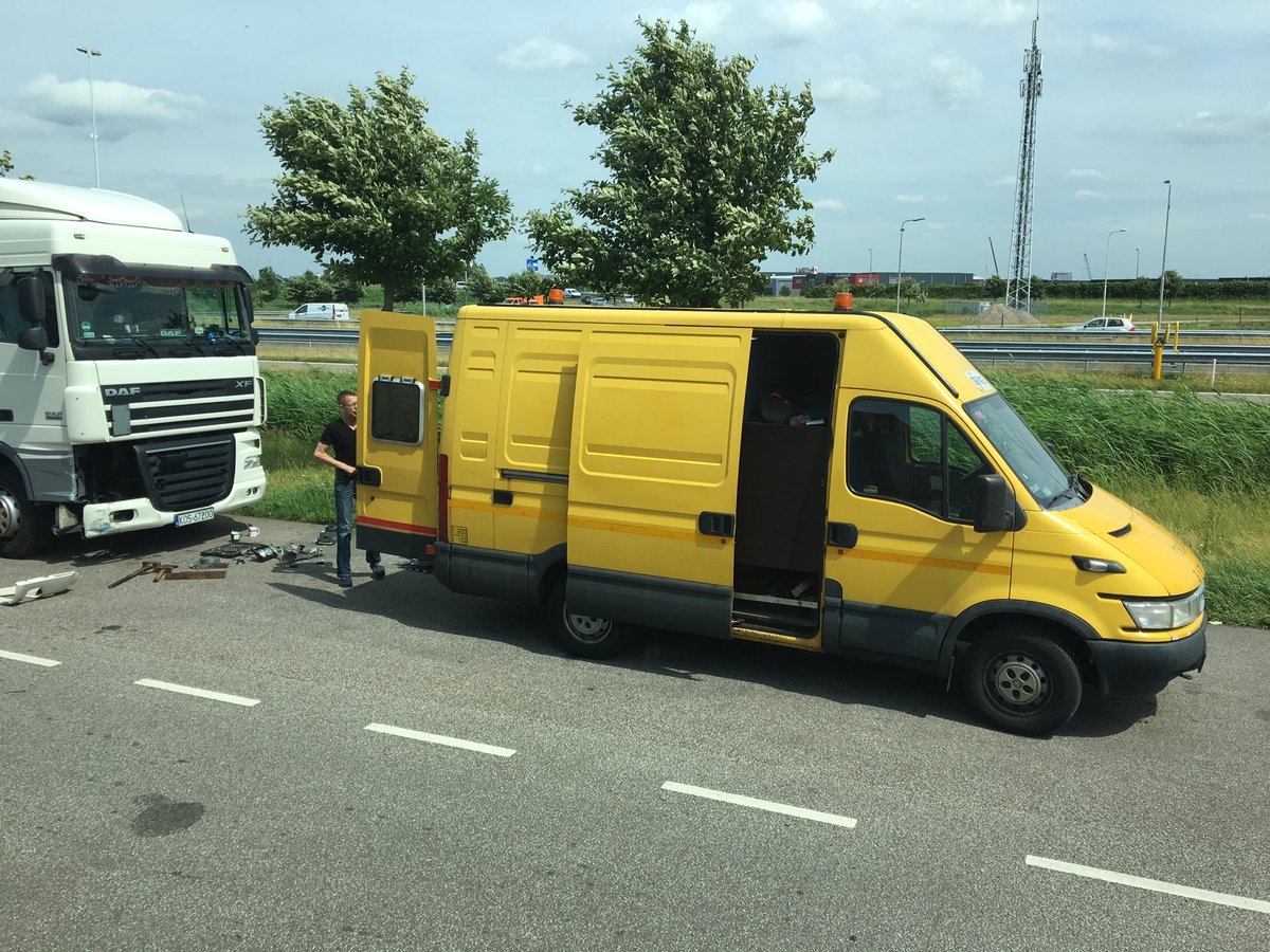 Mobiele schade werkplaats langs de snelweg. Bus incl. bed en veel gereedschap. Wat moet je er van denken...
