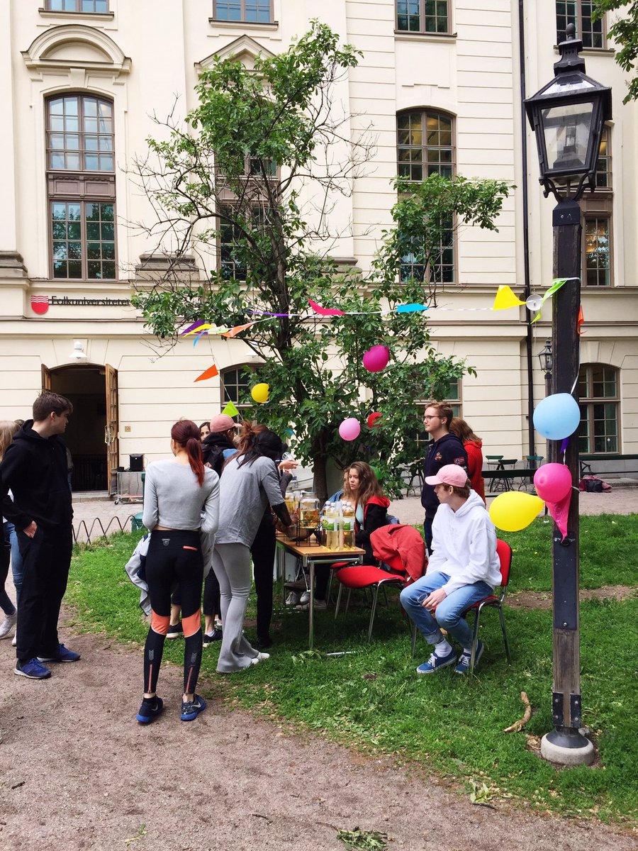 KSGelevkar's tweet image. tack för en fin utspark idag! lycka till imorgon alla treor, vi önskar er den bästa möjliga studenten!!! 💫✨🌟🎓