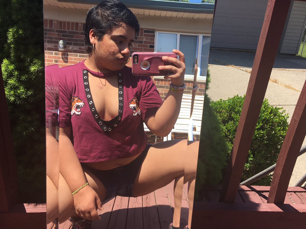 trans_hermann's tweet photo. even my damn leg glowing 🙇🏽‍♀️🙏🏽👼🏽 #nonbinarypoctwitter #nonbinary #qtpoc https://t.co/DhyHZlV3Y5