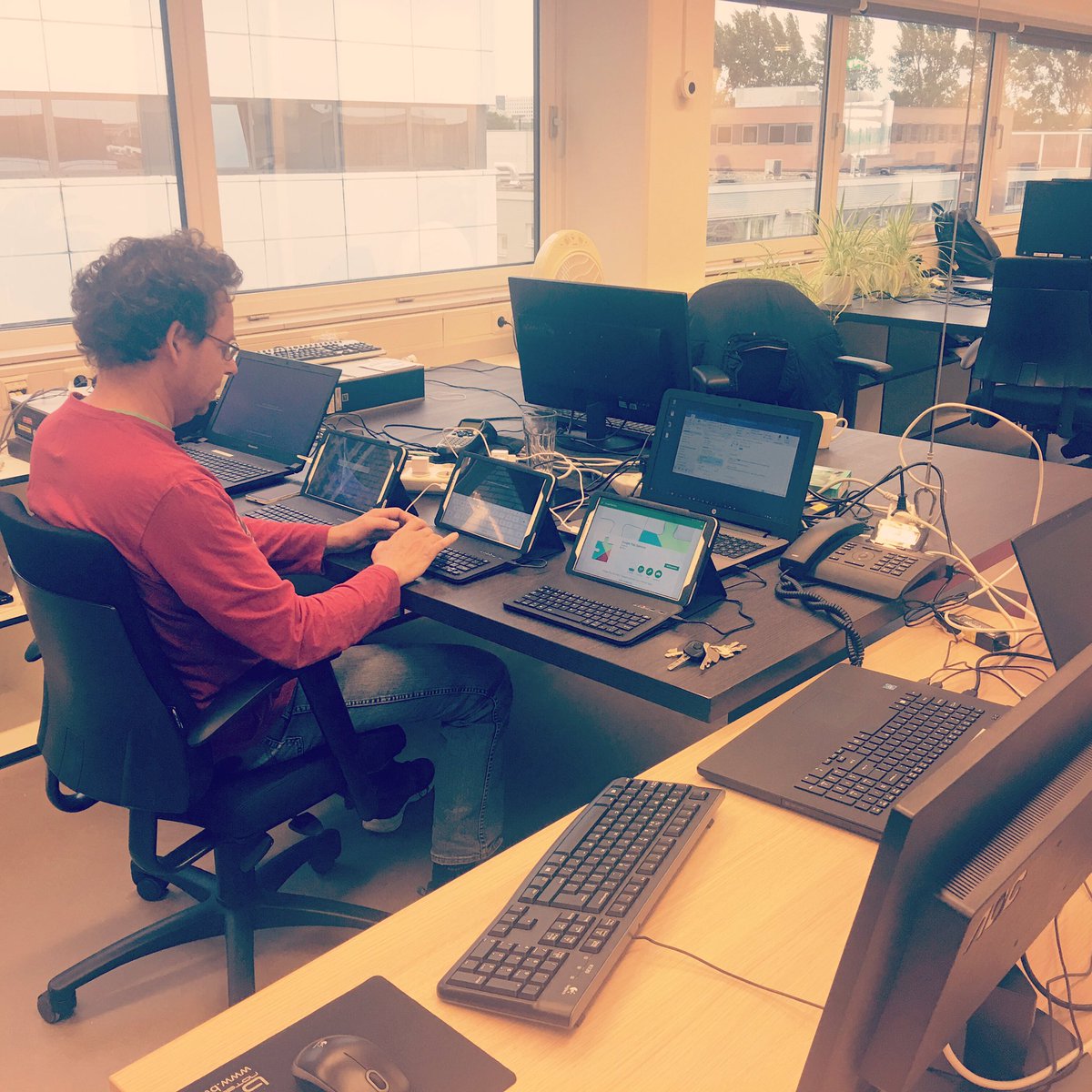 TopTaal's tweet photo. Jan maakt tablets gereed voor gebruik van ons nieuwe mijnTopTaal systeem build by @LifelyNL https://t.co/7z6QSGsbIU