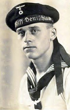 AndreaEck2's tweet photo. @GoyBaguette Je préfère de loin les matelots de la Kriegsmarine. 😎 https://t.co/7s0wAo5C4Q