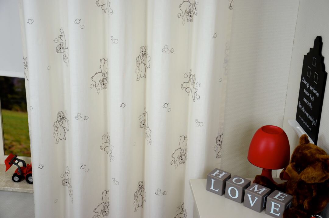Val in slaap met de vrolijke Disney eekhoorntjes Knabbel en Babbel mooi geprint op dit rustgevende babygordijn. kindergordijnen.nl/p/1157/knabbel…