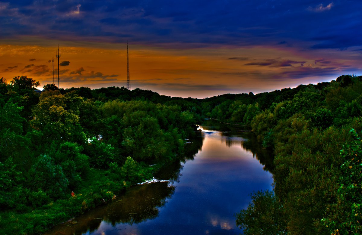 johnephoto's tweet photo. Milwaukee River from Locust Street bridge looking North #locuststreetfestival #milwaukeeriver #mkephotographer #photography #johnephoto https://t.co/sdJBCXLCHy