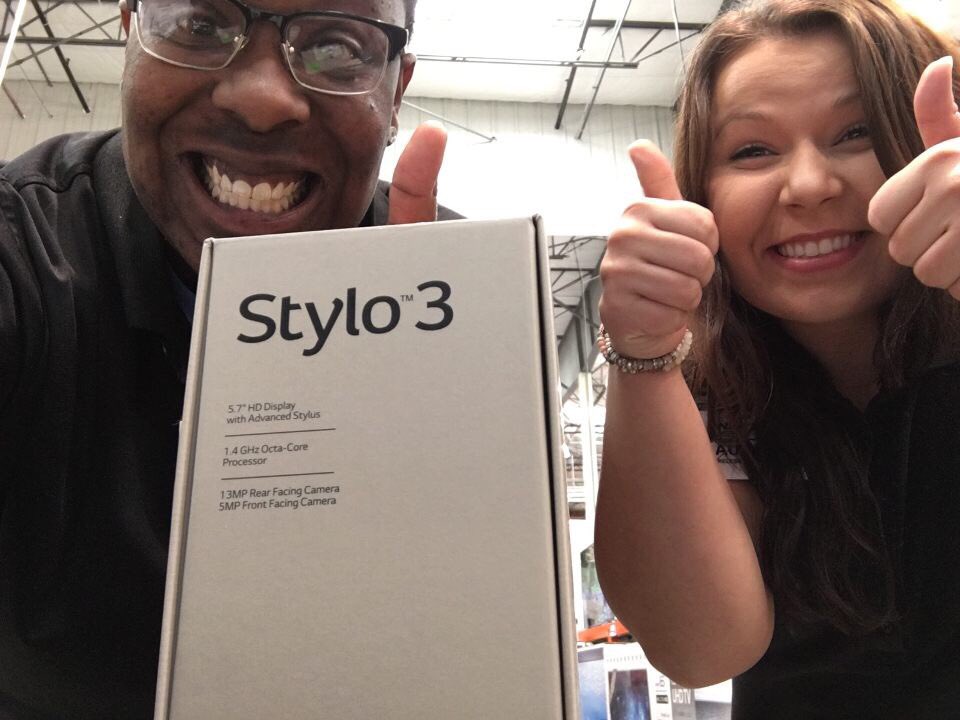 MrEmeraldCity's tweet photo. @smightymouseg &amp; Aumnee loving the new Stylo 3!! @bradhervey @SellWithLG @justinpalmer1 @slangeret @RickWesterdale #LGStylo3 @WWASprintNR https://t.co/L0lHUhi3jG