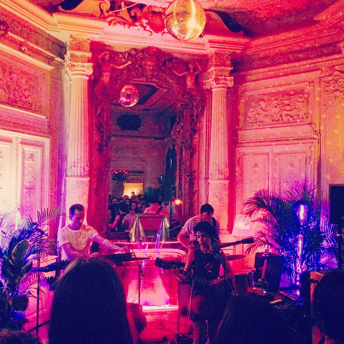 MatthieuChimot's tweet photo. Showcase de @Bessa ce soir au @LeCarmen pour fêter la sortie de l'album chez @ElektraFrance demain 👌 https://t.co/skfYAJbWSI