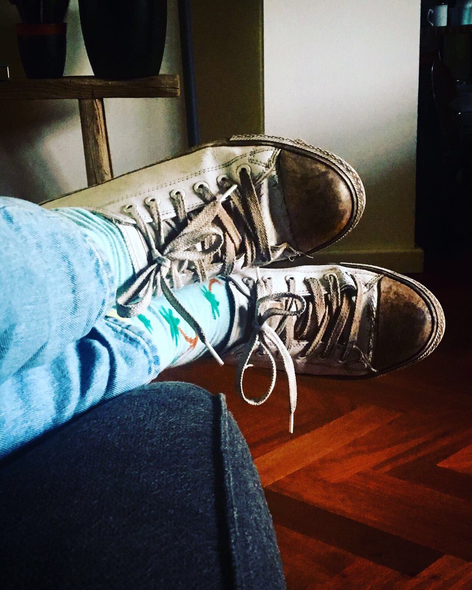 Vertrouw nooit een ijsmaker met schone schoenen! De ijsmaker van crusio heeft tropische sokken en voor vandaag zit het er op! Tot morgen 😘🍦