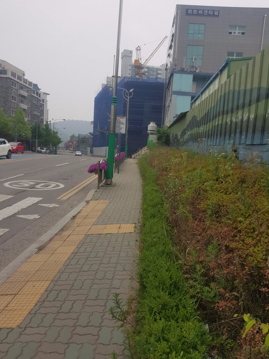 tree_and312's tweet photo. @kimmansoo 동곡초등학교 가는 인도 옆에 저런 구조물이 있는데 보기에도 안 좋고 떨어질 것 같아 무서워요 가림막이라도 있었으면 해요~~ https://t.co/0BdDuow50s