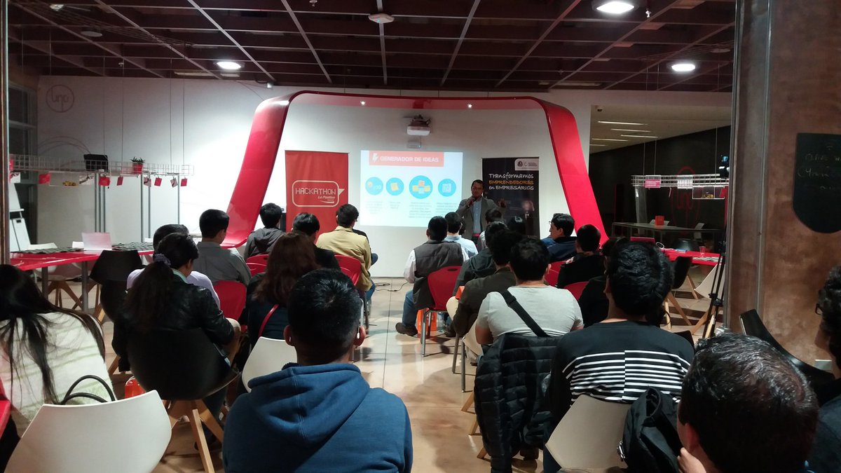 cidepucp's tweet photo. Ricardo Espinoza, miembro de @PiscinaLab,lab de innovación CIDE-PUCP,expone cómo idear y definir soluciones viables en #HackathonTraining https://t.co/Zx32sP65gi