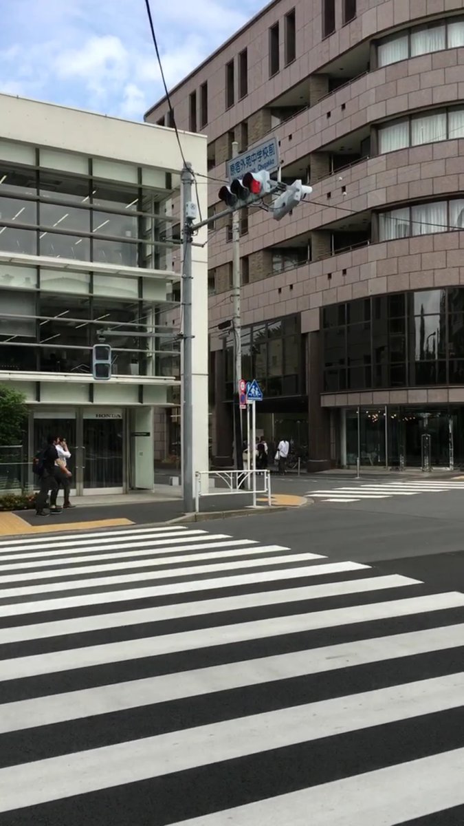 lately_tokyo's tweet photo. そのまま直進して頂き、原宿外苑��中学校の横断歩道があるので横断歩道を渡り直進すると今回の会場、さくらがあります。本日は整理券なしでのご案内になります。皆様のご来店お待ちしております🙇🏼‍♀️ https://t.co/a2HkFri4aS