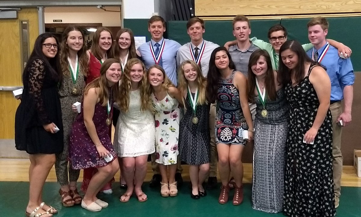fmrow's tweet photo. Seniors #FMRow https://t.co/9QN9GiEEuv