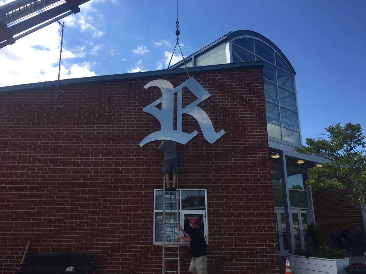 BradRoyal_1's tweet image. Thank you #Class2017 for this amazing gift.  Can&apos;t wait to see once it lights up!  #RaiderNation