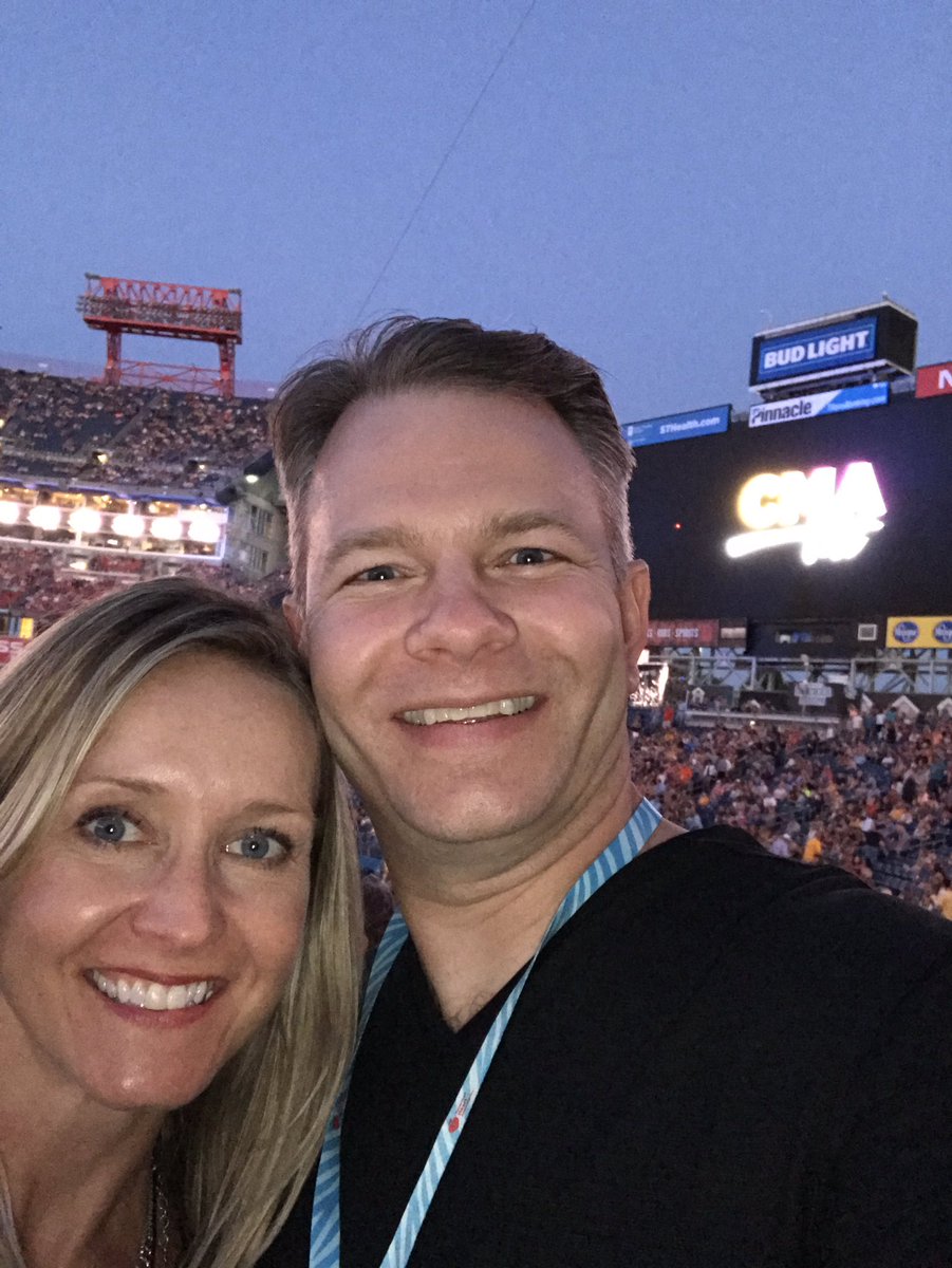 TUBRON_Chicago's tweet photo. I love this city! #cmafest https://t.co/6NRM2c5sKt