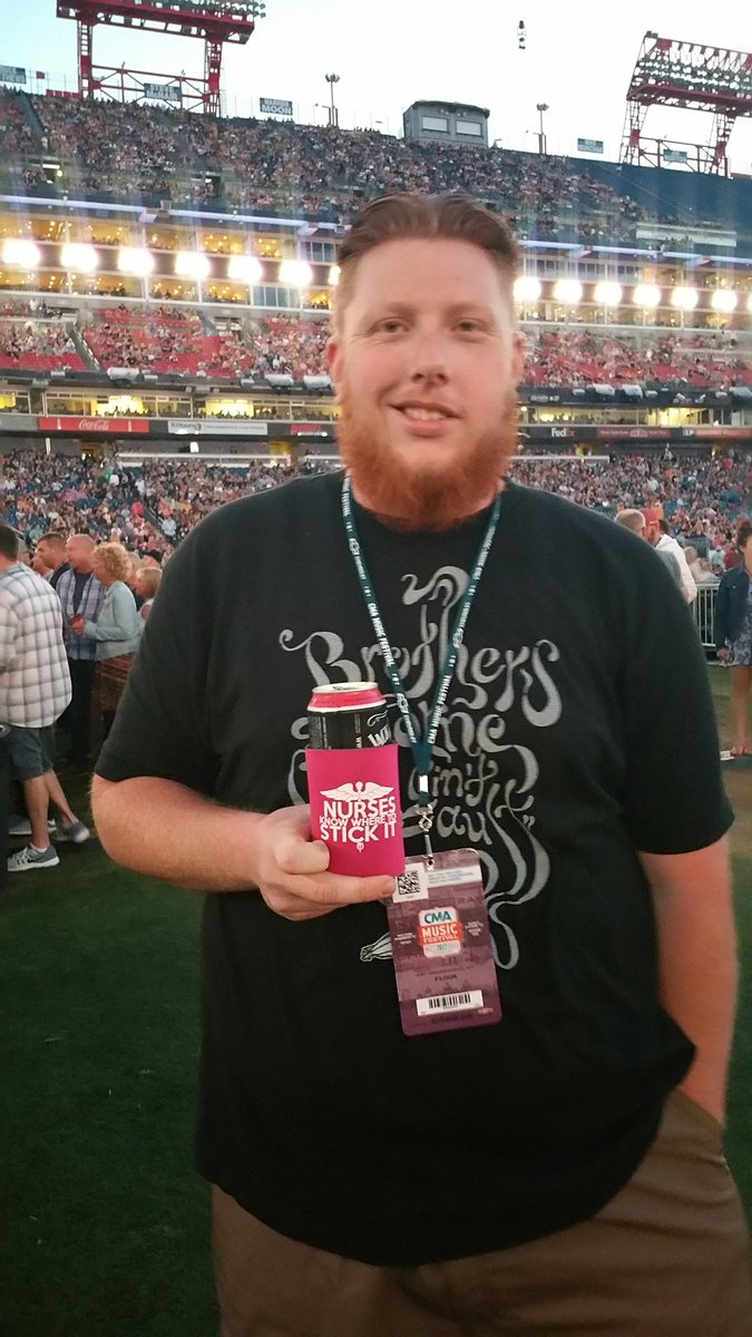 Thats_soJenn's tweet photo. @JScotty2104 has the best wife! #hemarriedanurse #cmafest https://t.co/vSyzxvKebA
