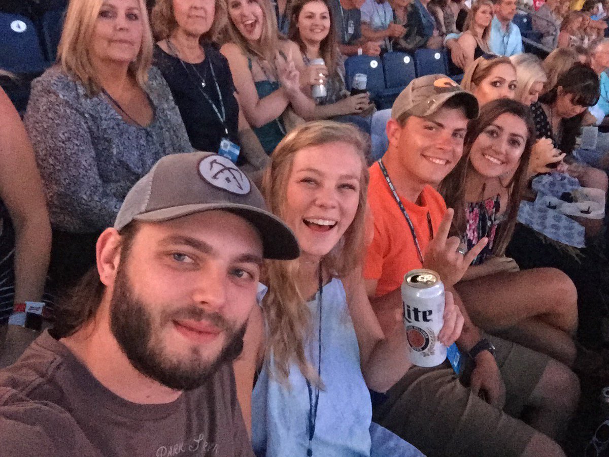 annayjack's tweet photo. #cmafest #theymademedothis https://t.co/fuaJAGbp8a