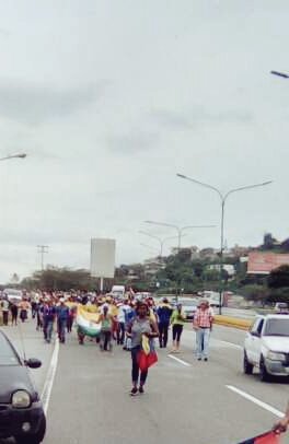 cristynalvarez's tweet photo. La caminata de nuestros estudiantes #UCLA Barquisimeto hacia la sede de la #UCV Caracas. ¡380K por la libertad! @UCLAve https://t.co/BKsDXDulNS