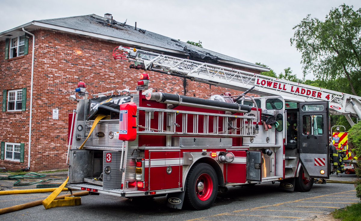 kdwfirephotos's tweet photo. A few of the few photos from this evenings 3rd alarm in #Lowell on Hildreth St @IAFFLocal853 @LowellFireDept @ctfirephoto #ChiefHaley #1DC https://t.co/GVuJbEGtr4