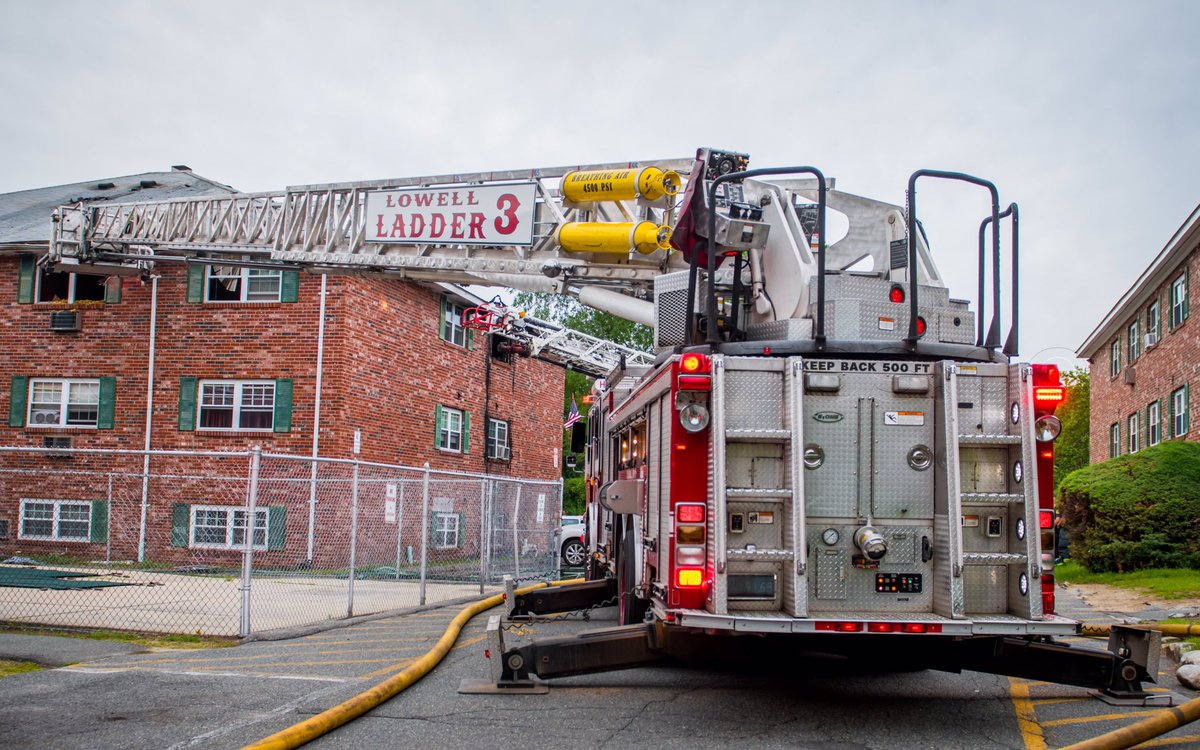 kdwfirephotos's tweet photo. A few of the few photos from this evenings 3rd alarm in #Lowell on Hildreth St @IAFFLocal853 @LowellFireDept @ctfirephoto #ChiefHaley #1DC https://t.co/GVuJbEGtr4