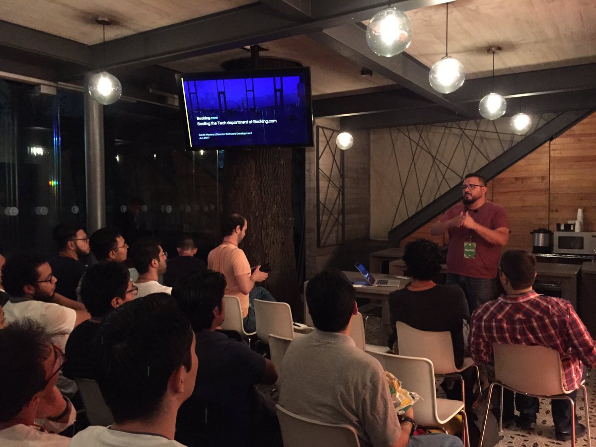 golangmx's tweet image. A continuación @mrdamog, ex-pat mexicano, perlero. Sobre escalar una organización con innovación tecnológica.
