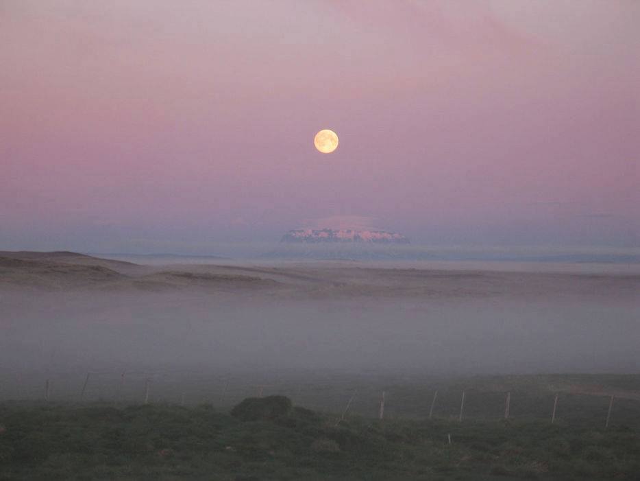 Kíkið á tunglið um miðnætti í kvöld. Mjög fallegt jarðarberjatungl lágt á lofti rétt fyrir ofan skugga Jarðar