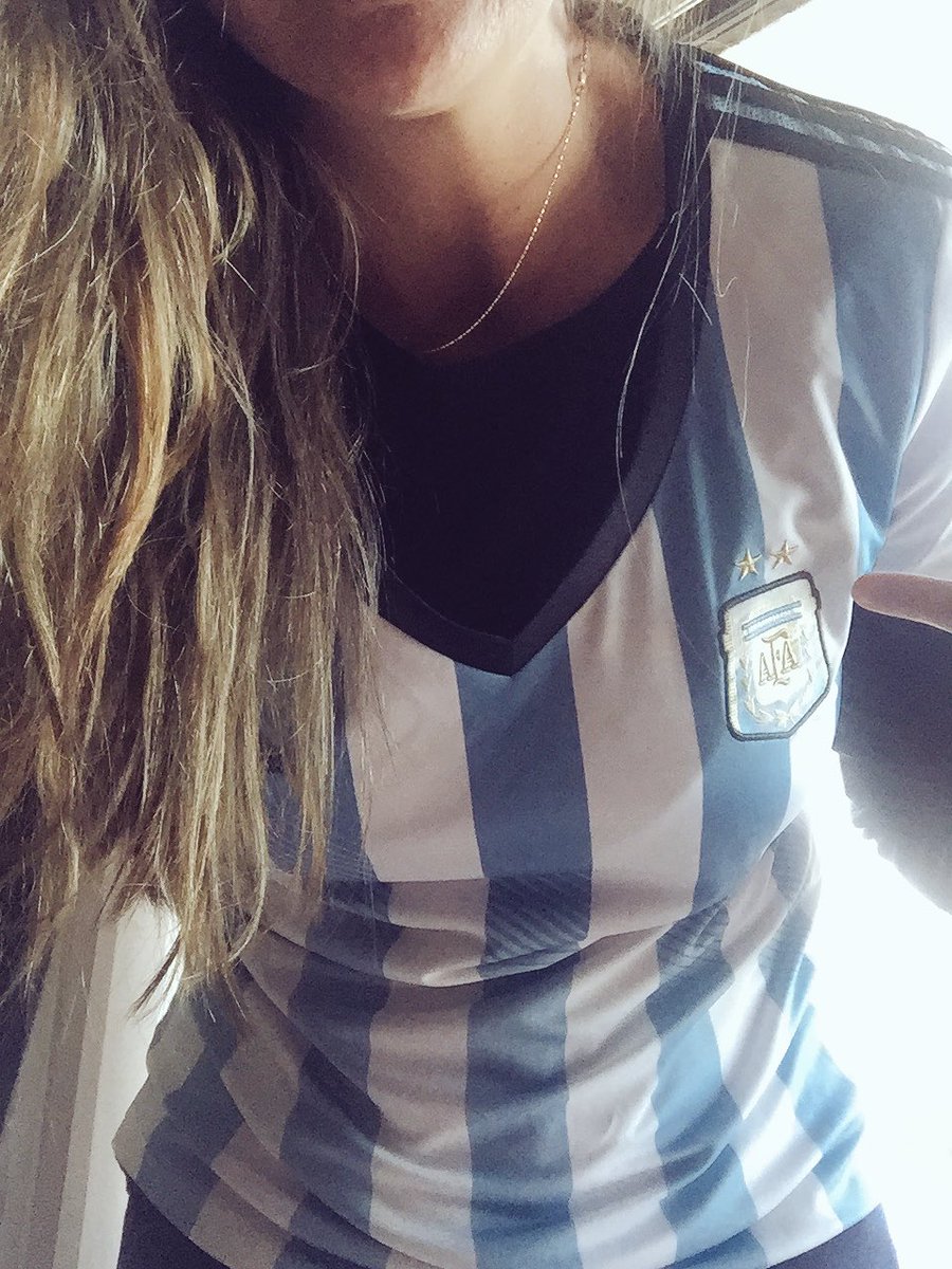 annereynolds28's tweet photo. Hoy me pongo mi camiseta #Argentina #MessiInAus #SeleccionArgentina vamos Romeroooo https://t.co/xLpmHPCcX0