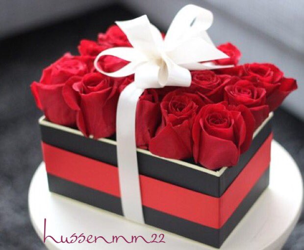 مهما عطيتك هدايا ماكنّي عطيت
لكنّي افرح يوم اشوفك ( راضيه )
مره حلمت  انيّ اناديك وصحيت 
خفت انك  تجين ويديّني فاضيه