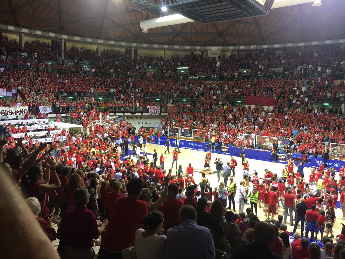 mamuam's tweet photo. #finaleplayoffs @PallTrieste2004  vs @Virtusbo #PlayOffSerieA2Italia #noisiamoibiancorossi 22 vittorie consecutive all'Alma Arena #record https://t.co/AGpPXiDXkd