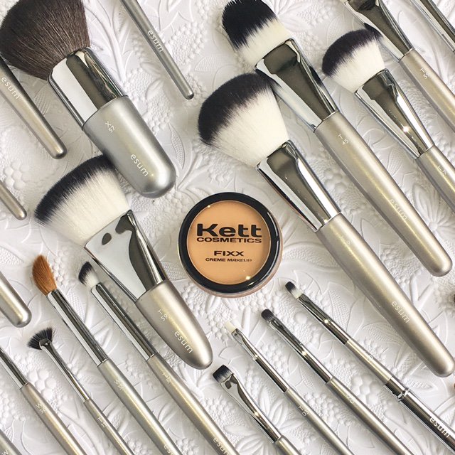 kettcosmetics's tweet photo. Kett has a #brushcrush! Fixx Creme in 20 shades and an  @MuseBeautypro  #esum brush for any occasion! #promua #essential #preparedforthejob https://t.co/tU2JddYE5I