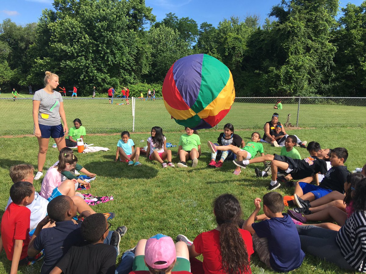 MsCasper94's tweet photo. Field Day was full of pool noodles, water games, and lots and lots of fun! https://t.co/pnZ6Fp20Dk