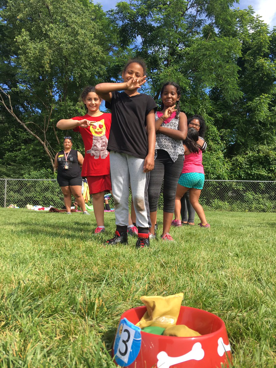 MsCasper94's tweet photo. Field Day was full of pool noodles, water games, and lots and lots of fun! https://t.co/pnZ6Fp20Dk
