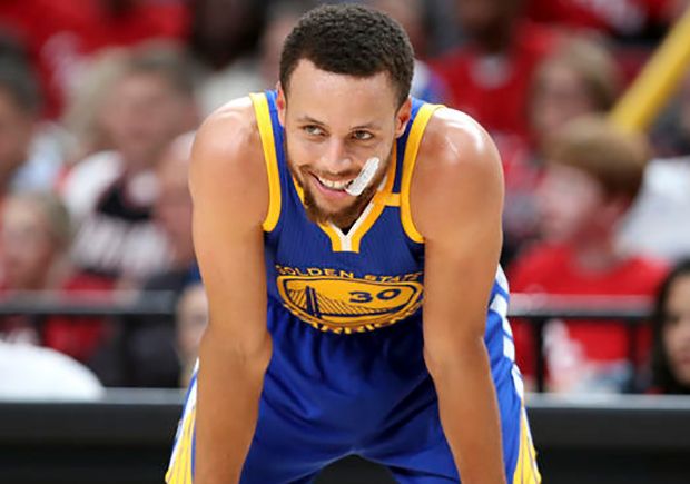 SneakerNews's tweet photo. Everything's looking good for Steph and UA. 1 win away from a 2nd title and what could be the best Curry model yet: https://t.co/zXCQTpWct4 https://t.co/l97zoWK8EB