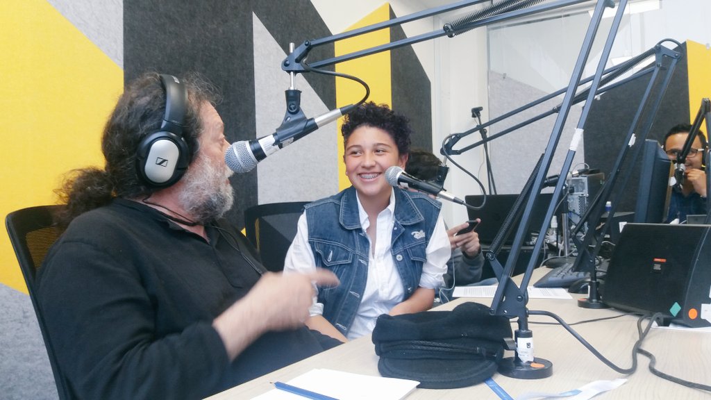 PanamericanaEdi's tweet photo. Literatura y radio a esta hora en 
@dcRadioBogota #DcRadio8Años 📚📚📚🎂🎂🎈🎈🎈🎈 https://t.co/R1XLN7gWlp