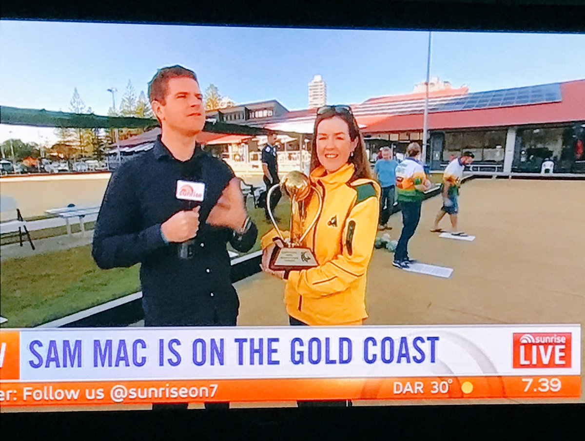 Look! It's our #jackaroos captain <a href="/LynseyArmitage/">Lynsey Clarke</a> with <a href="/MrSamMac/">MrSamMac</a> @broadbeachbulls this morn! Great promo for bowls <a href="/BowlsAustralia/">Bowls Australia</a>