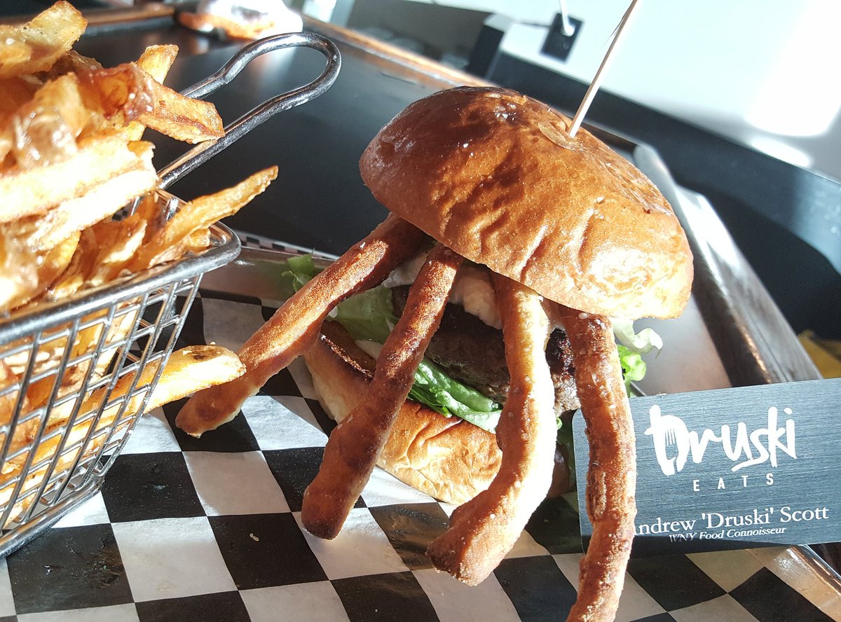 #DruskiEats "Buffalo Shoulder" from JuiCy Burger Bar
#JamesBeard #BuffaloBBP #BlendedBurgerProject #NickelCity