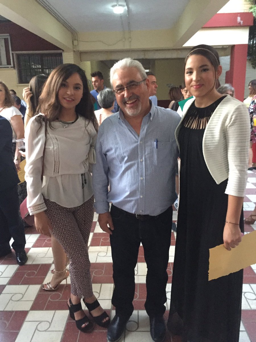 jmalex's tweet photo. Las hermanas El Bachiri en la #GraduCartuja @AlyaElbachiri https://t.co/9QM8aUEIj7