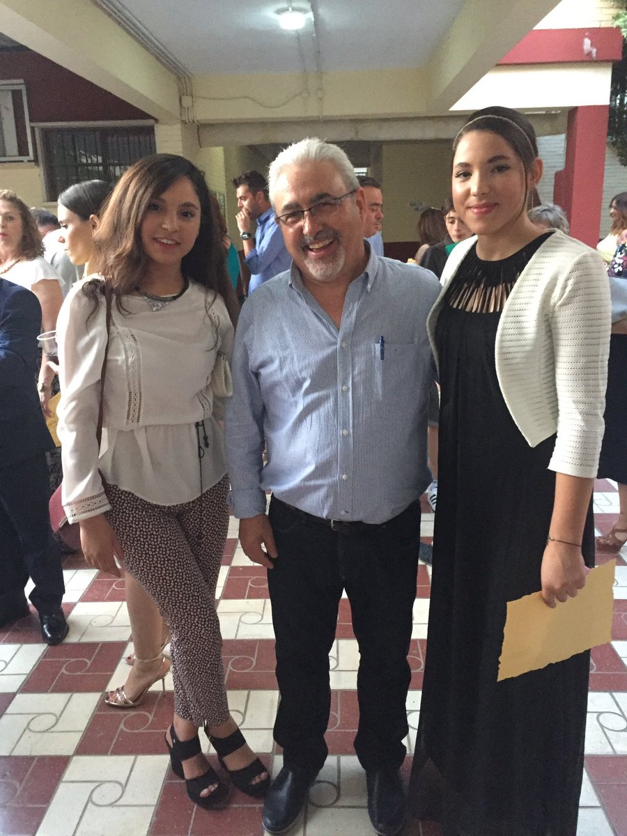 jmalex's tweet photo. Las hermanas El Bachiri en la #GraduCartuja @AlyaElbachiri https://t.co/9QM8aUEIj7
