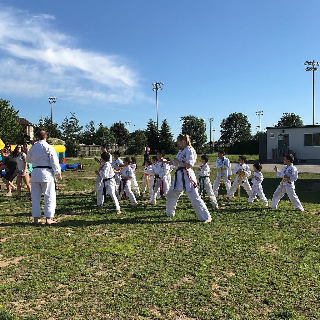 lisakeen's tweet photo. Lesson outdoors at Karate Demo today. .
.
.
.
.
#cmacoakville
#cmac
#karatedemo
#oakville
#martialarts
#oakvil… https://t.co/wDqT1IIrok https://t.co/gs5p6ns3lF
