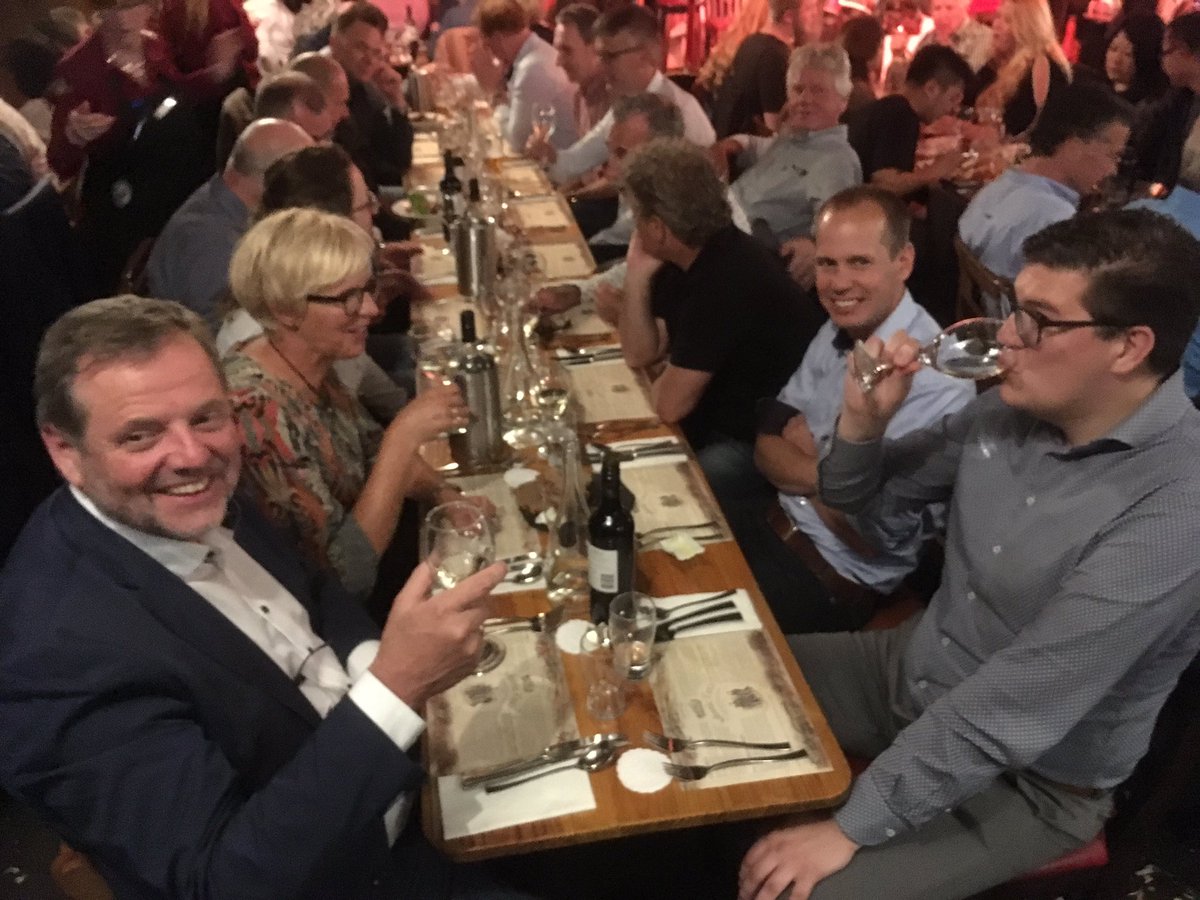 nmadrost's tweet photo. Wat een avond in één van de meest oude traditionele pubs van #Dublin met zang en dans #DGA ledenreis https://t.co/zhEKTEhHHC