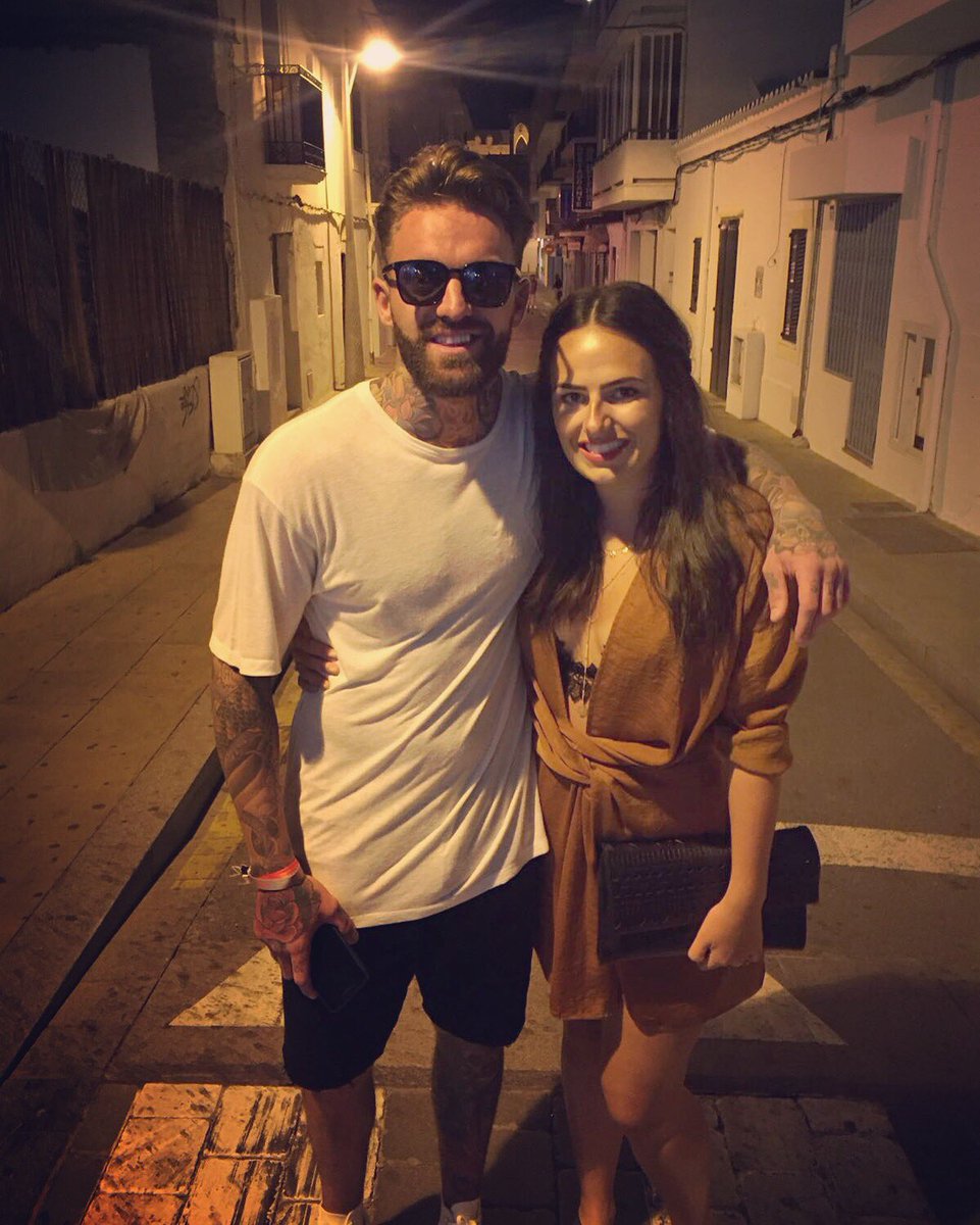 Laurrennn_xo's tweet photo. Ah look who I bumped into 😍😁🍹🍻💯 Thanks for the photo!! #smellsnicetoo @AaronCGShore https://t.co/yt5YMilsh7