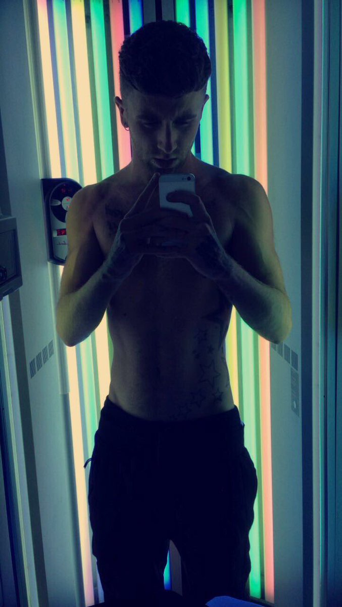 JackWard__'s tweet photo. Same sunbed. Just 6 months apart. #transformationpost https://t.co/of8qXJNQxu